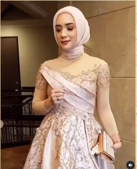 8 Gaya Putri Anne saat kondangan, memesona dan anggun abis