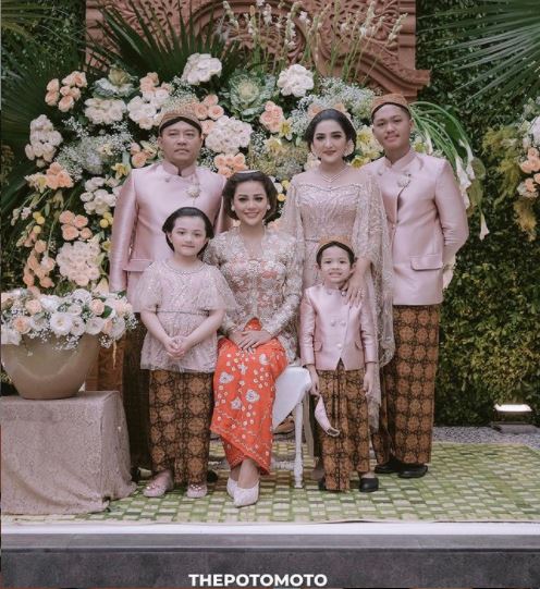 10 Potret busana siraman Aurel dan Ashanty, bisa diubah jadi dua model