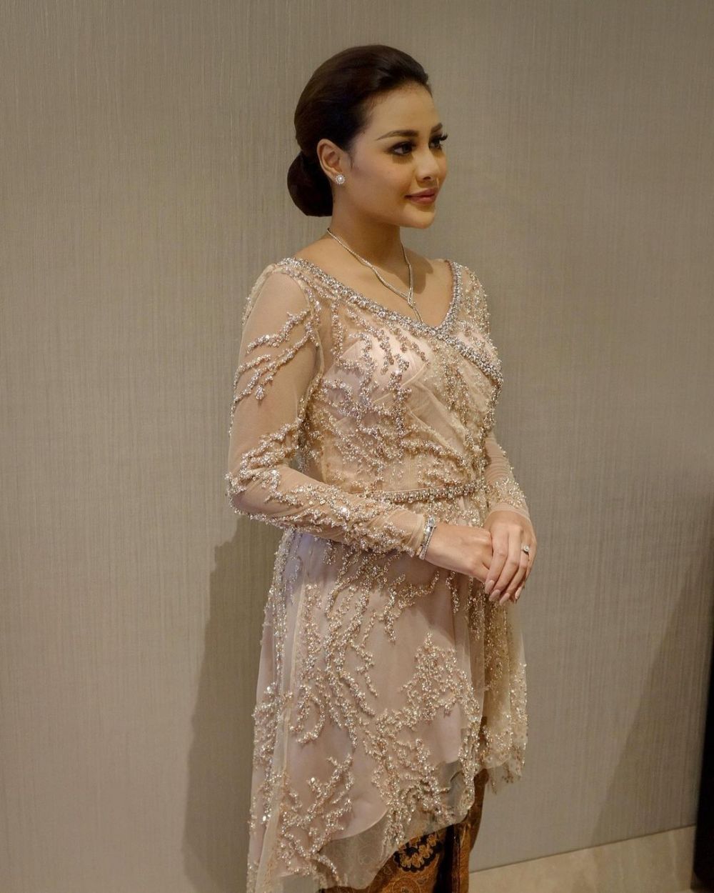 10 Potret busana siraman Aurel dan Ashanty, bisa diubah jadi dua model