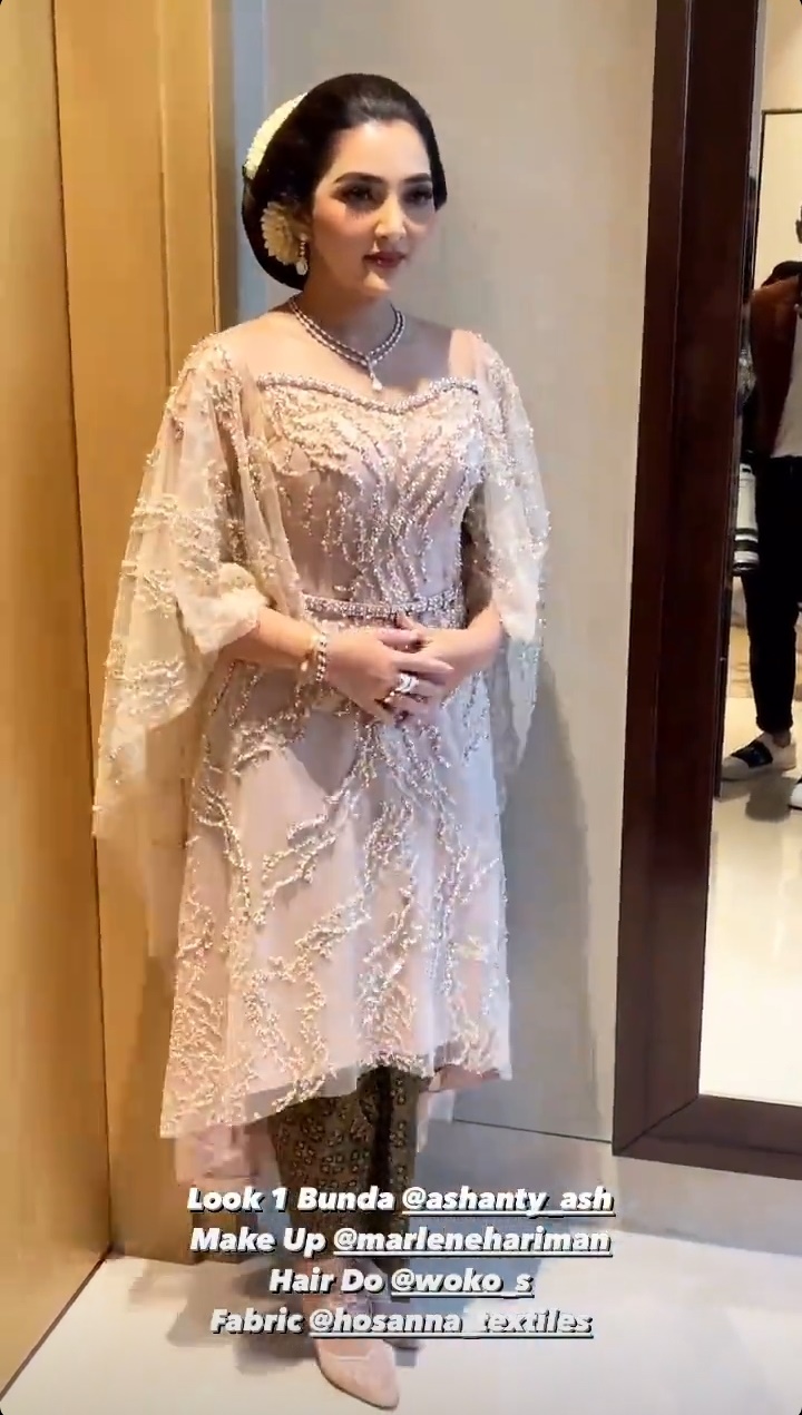 10 Potret busana siraman Aurel dan Ashanty, bisa diubah jadi dua model