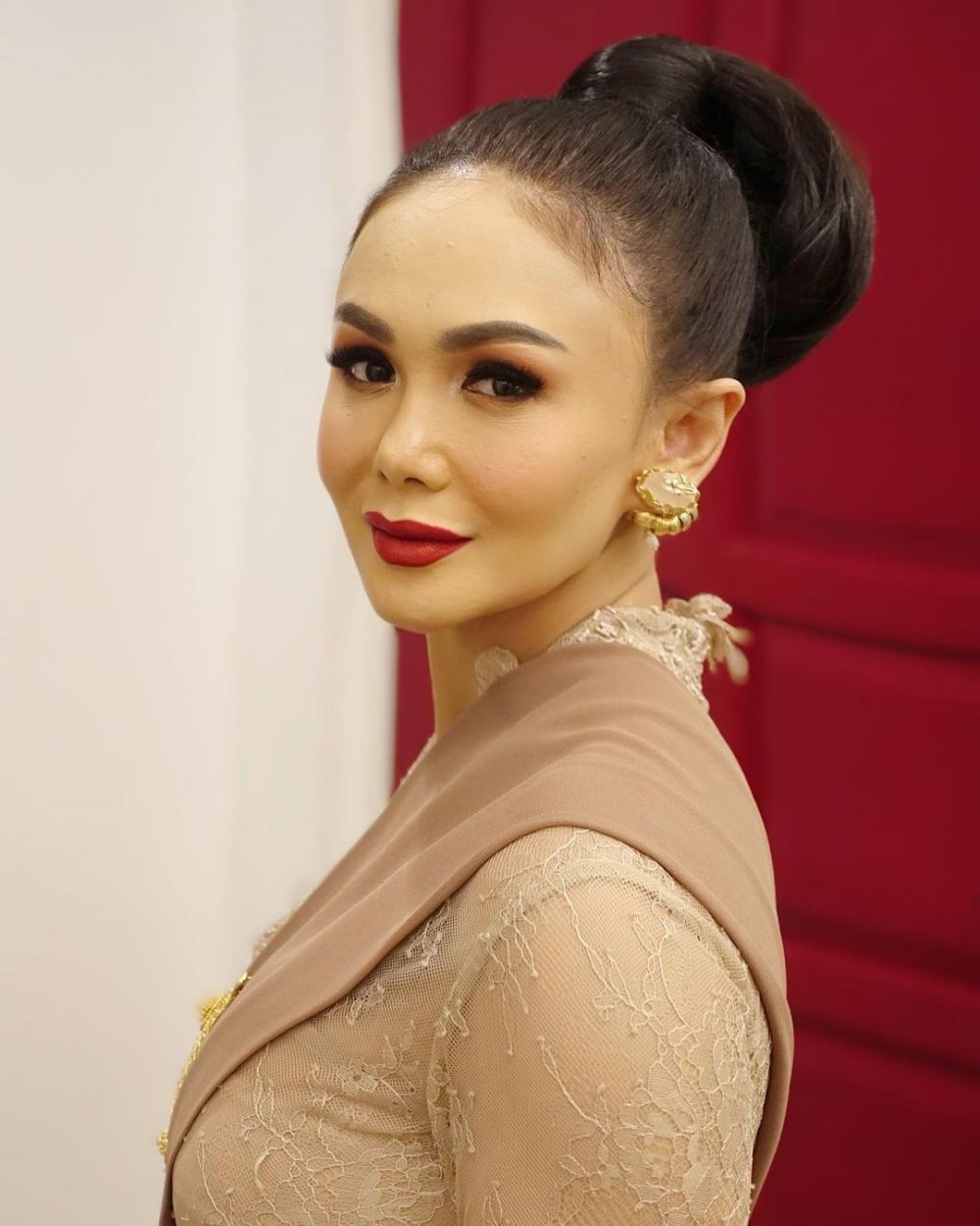 8 Pesona Yuni Shara di acara siraman Aurel, cantik bak barbie Jawa