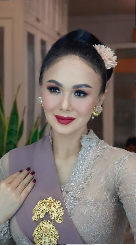 8 Pesona Yuni Shara di acara siraman Aurel, cantik bak barbie Jawa