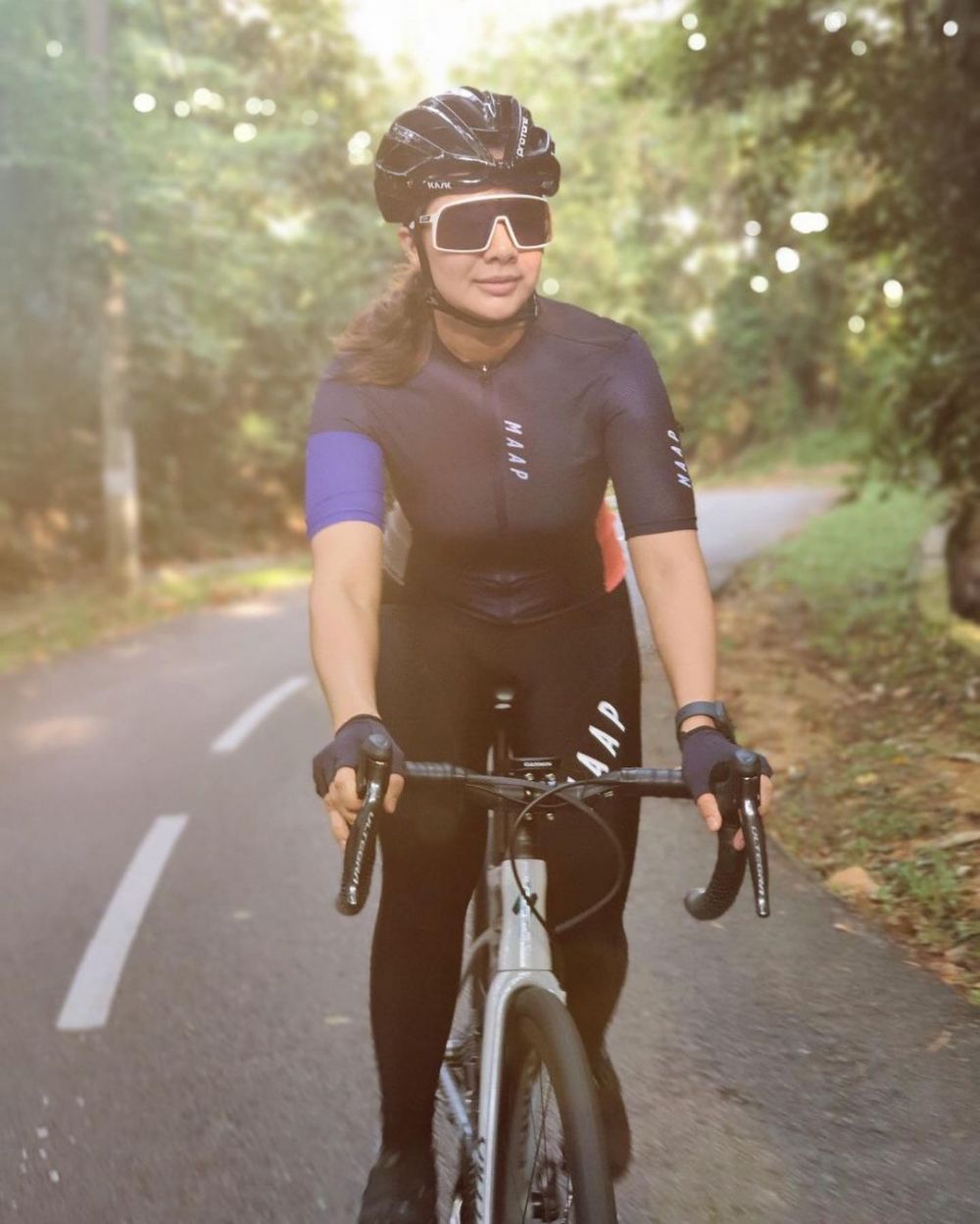 10 Potret Noor Nabila saat bersepeda, pesonanya kian terpancar