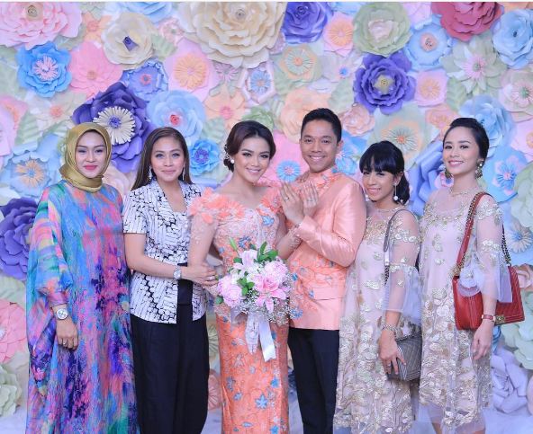 Gaya 12 pasangan seleb kenakan baju couple saat lamaran, serasi pol