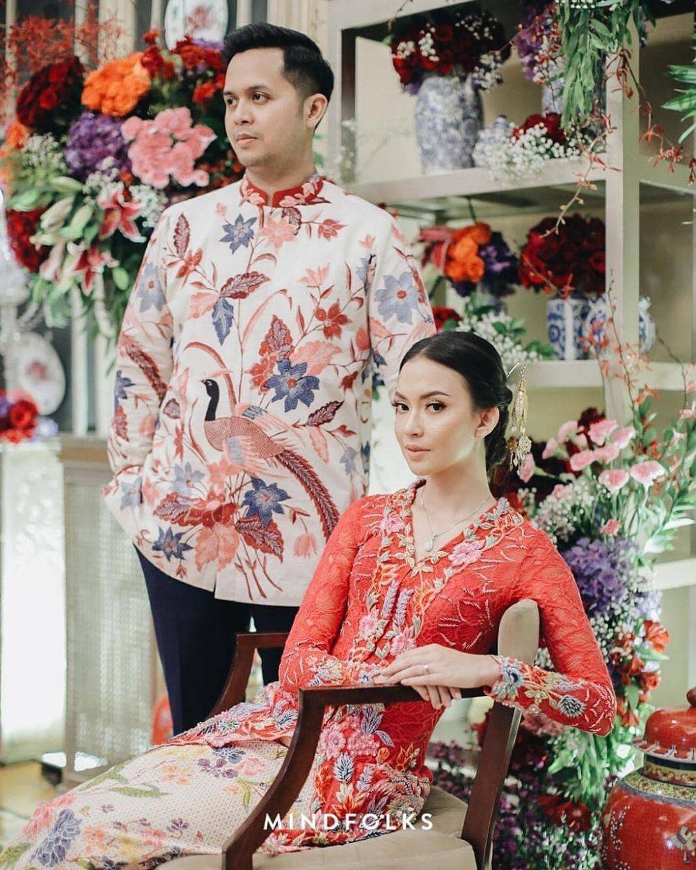 Gaya 12 pasangan seleb kenakan baju couple saat lamaran, serasi pol