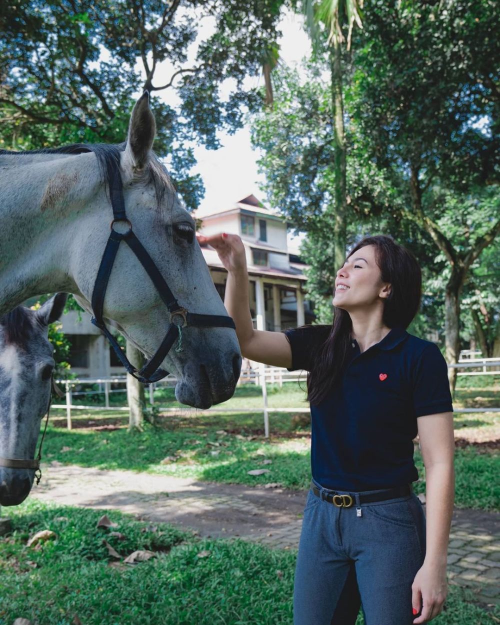 9 Potret Wulan Guritno saat olahraga berkuda, gayanya memesona