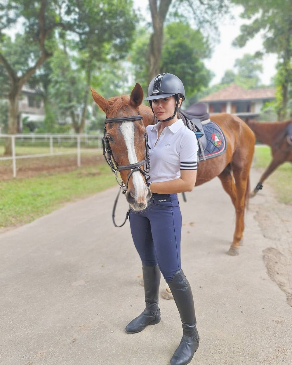 9 Potret Wulan Guritno saat olahraga berkuda, gayanya memesona