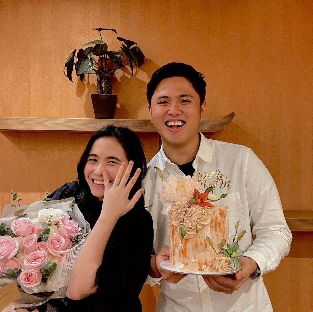 10 Momen kebersamaan Ashilla Zee eks Blink bareng pacar, romantis