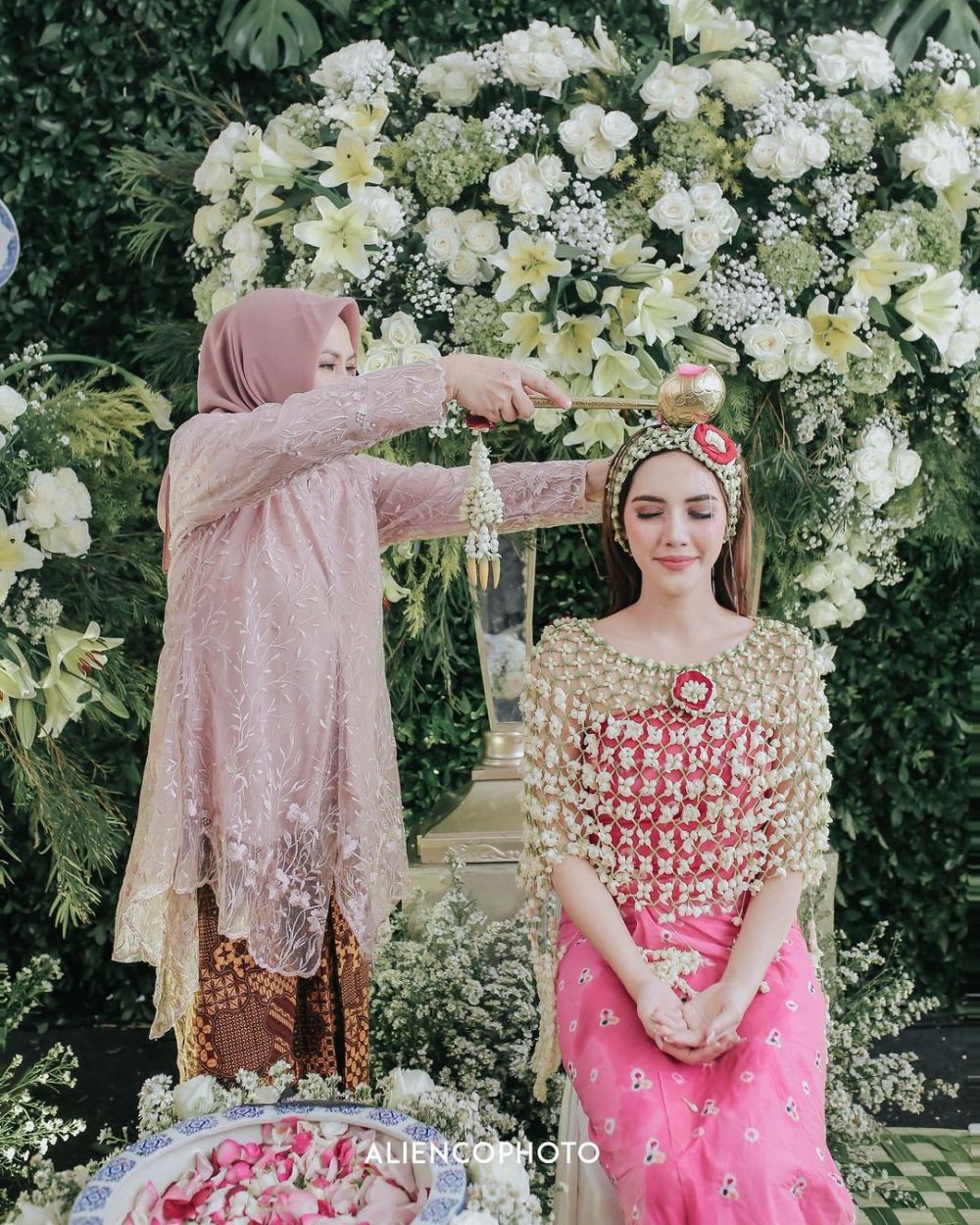 Gaya 8 seleb siraman saat masa pandemi, terbaru Aurel Hermansyah