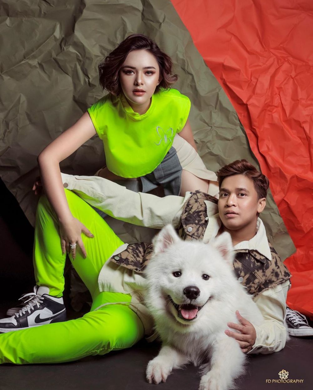 Beda gaya 8 seleb pemotretan bertema colorful, Saskia Chadwick gemesin