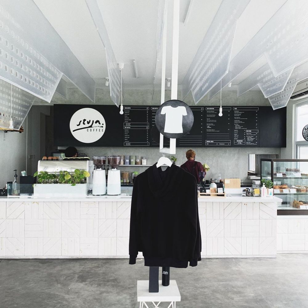 Potret resto dan kafe milik 16 seleb cantik, punya Ayu Dewi mewah