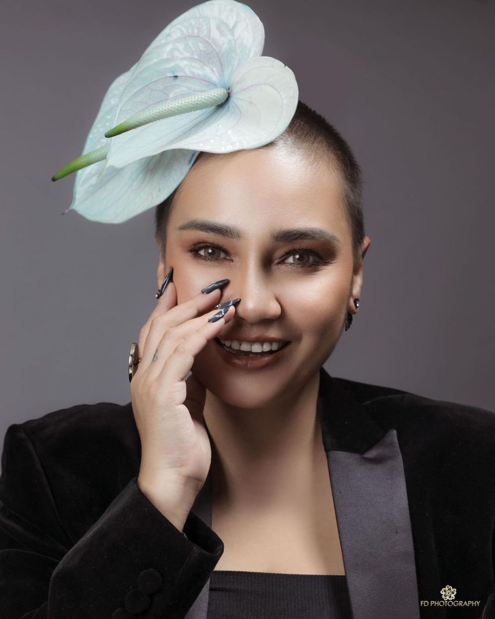 7 Gaya pemotretan Feby Febiola dengan outfit hitam, elegan abis