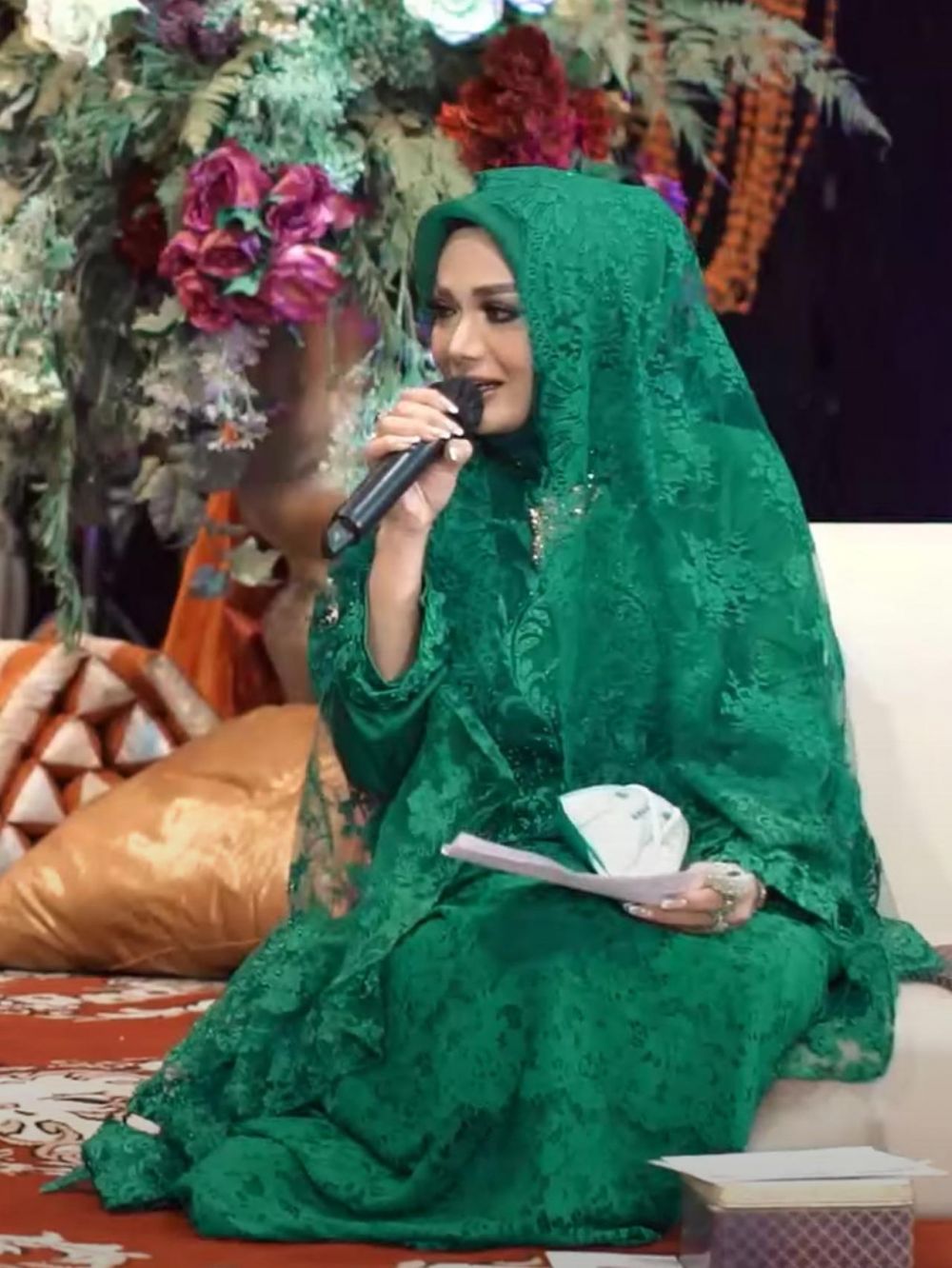 10 Momen Krisdayanti di momen pengajian Aurel Hermansyah, penuh haru