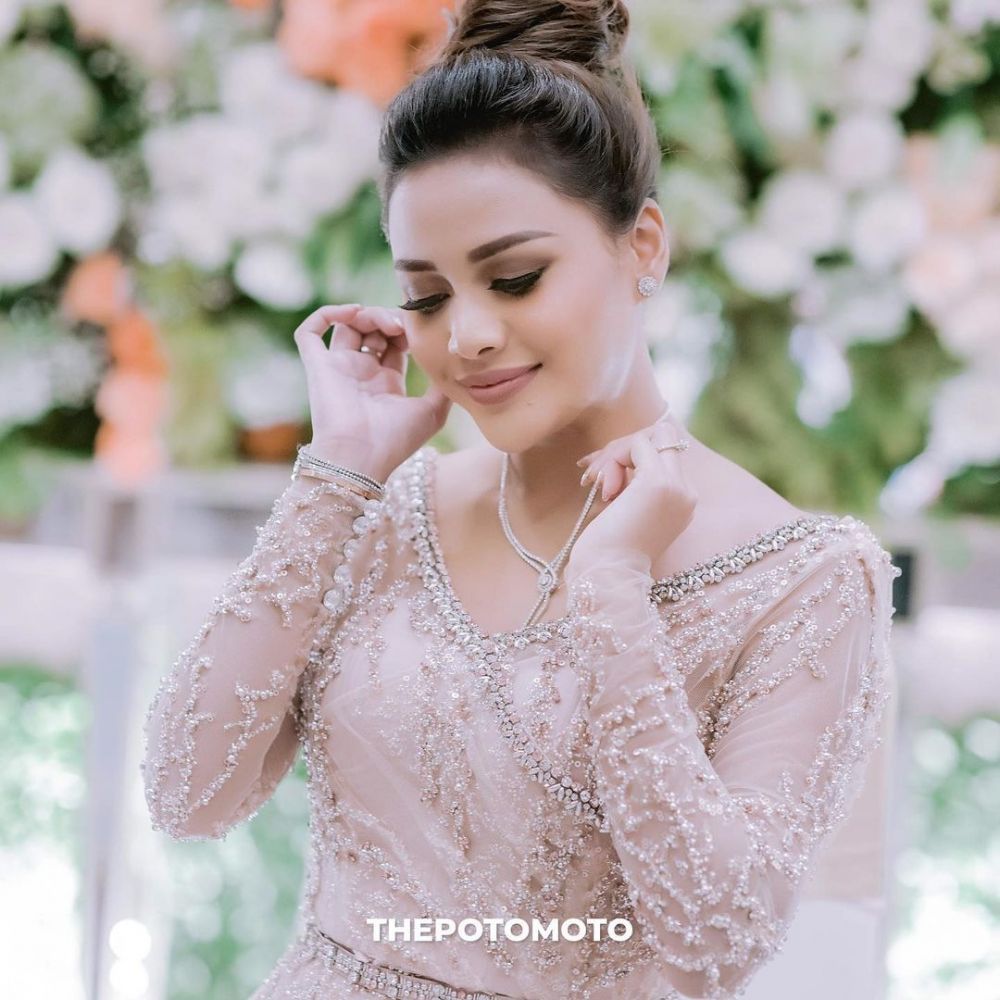 7 Potret detail perhiasan Aurel Hermansyah di acara siraman