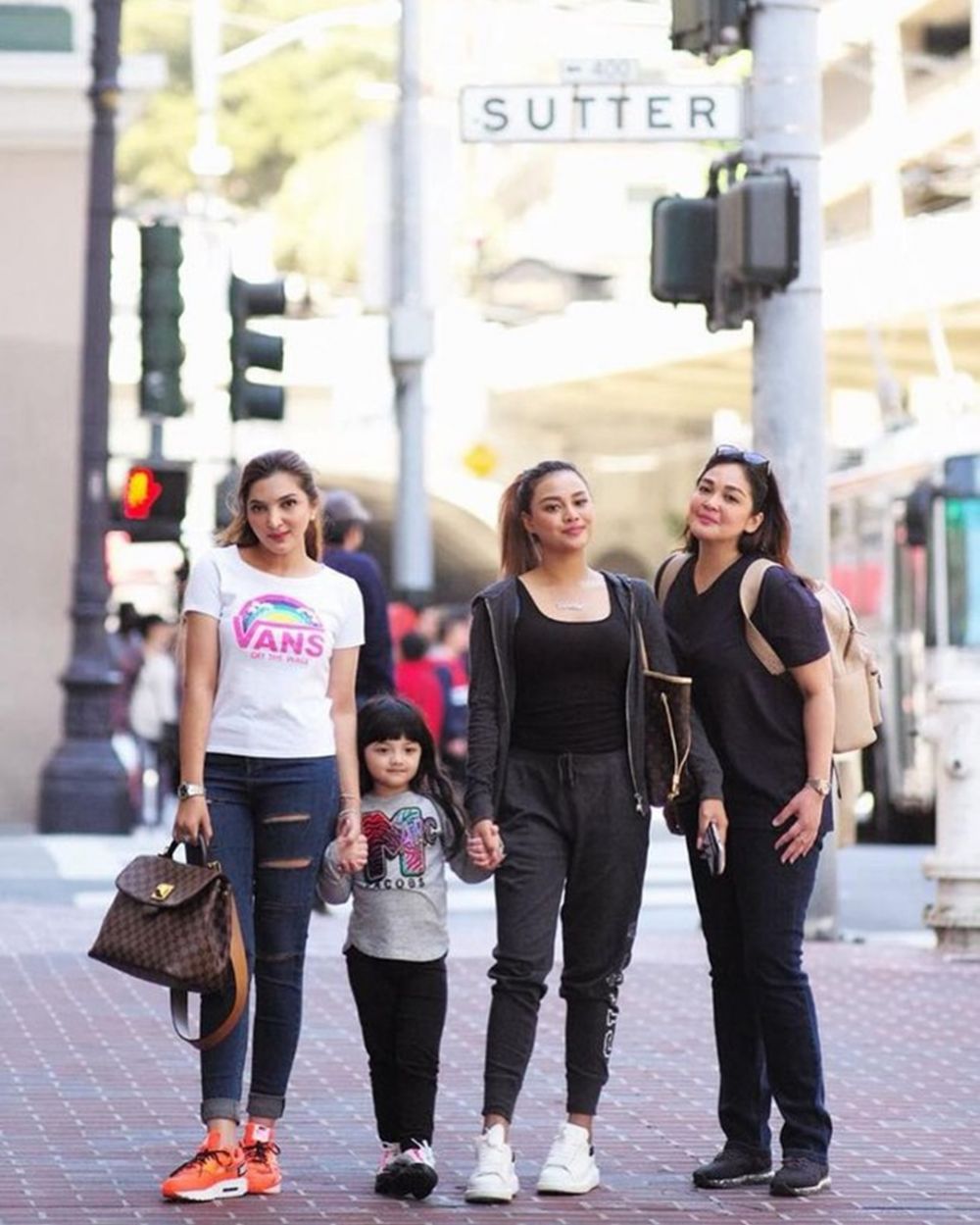 Dampingi Aurel saat siraman, ini 8 potret Mia Handayani kakak Ashanty