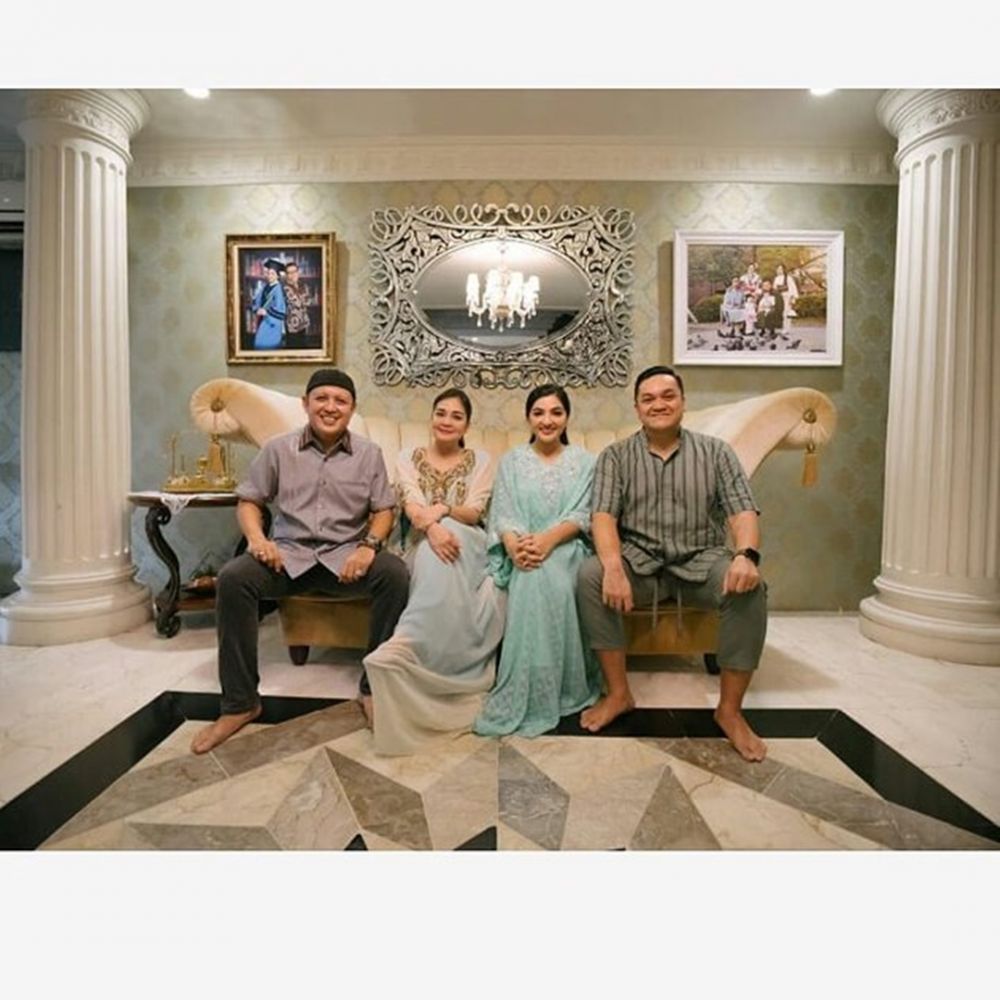 Dampingi Aurel saat siraman, ini 8 potret Mia Handayani kakak Ashanty