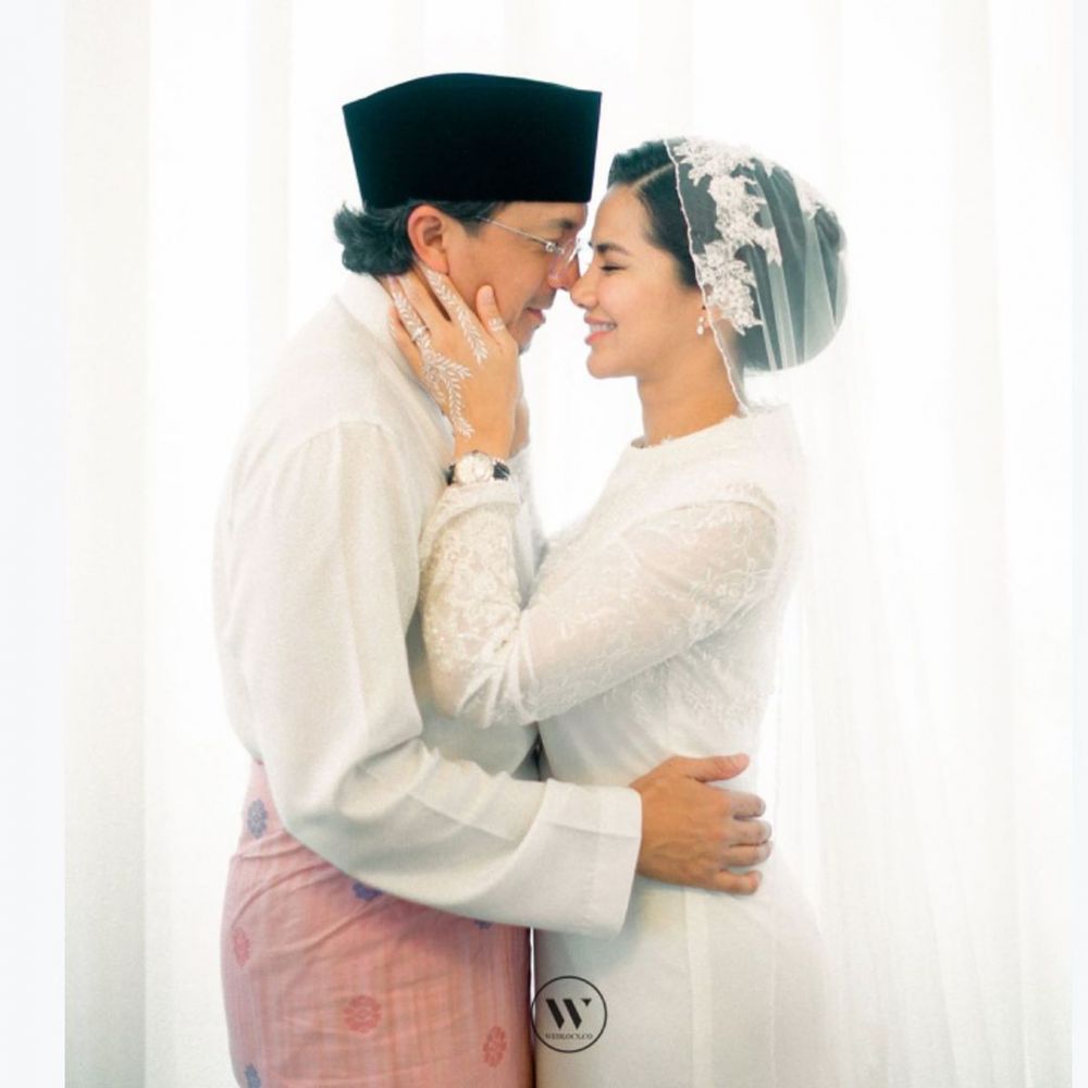 Resmi menikah, ini 10 potret perjalanan cinta Engku Emran dan istri