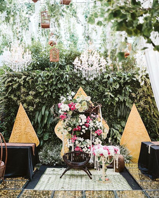 Intip dekorasi siraman 10 seleb jelang menikah, dipenuhi bunga cantik