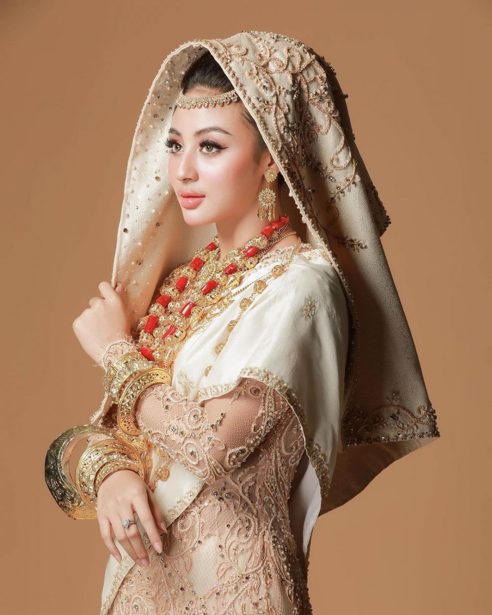 Pesona 8 seleb cantik prewedding dengan adat Minang, auranya terpancar