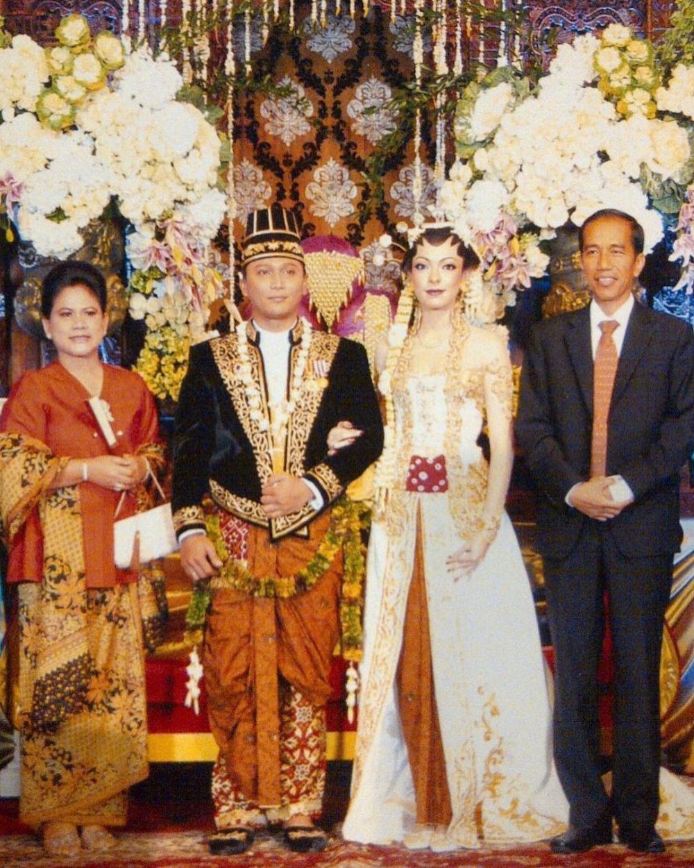 Potret lawas pernikahan 5 pasang seleb dengan arak-arakan, meriah pol