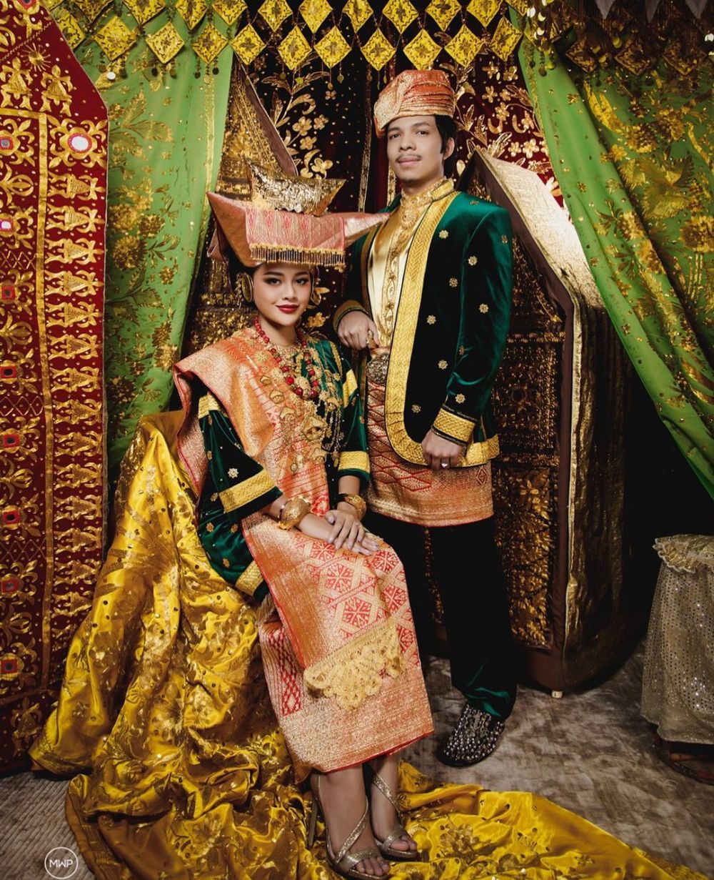 7 Potret prewedding Atta dan Aurel Hermansyah dengan busana Minang