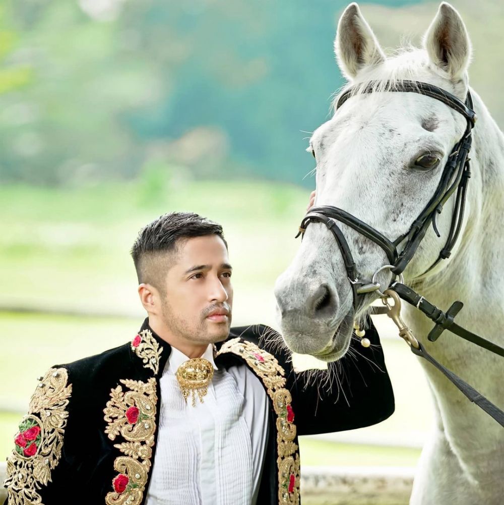 10 Potret Irfan Hakim dengan kuda, gayanya bak pangeran