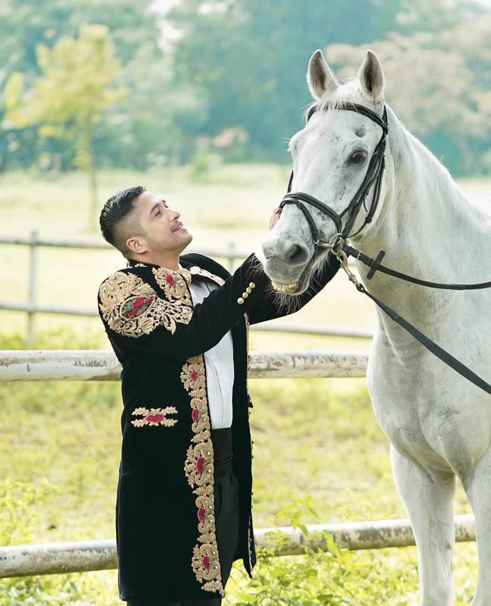 10 Potret Irfan Hakim dengan kuda, gayanya bak pangeran