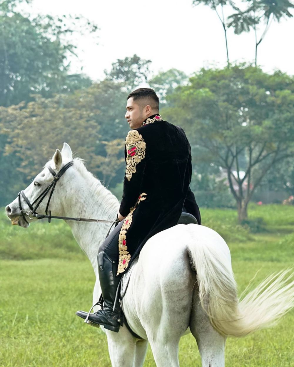 10 Potret Irfan Hakim dengan kuda, gayanya bak pangeran