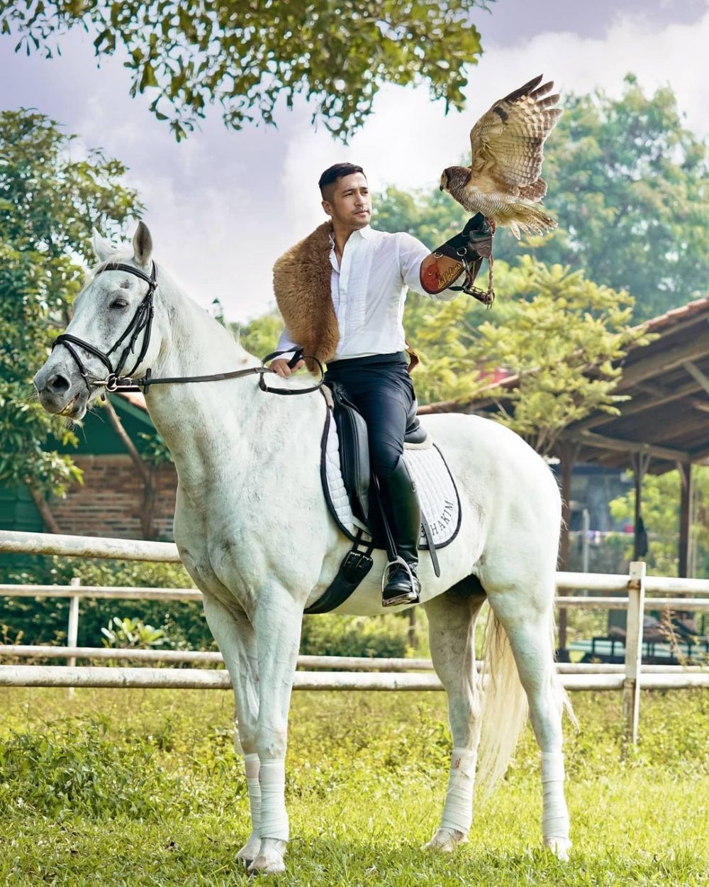 10 Potret Irfan Hakim dengan kuda, gayanya bak pangeran