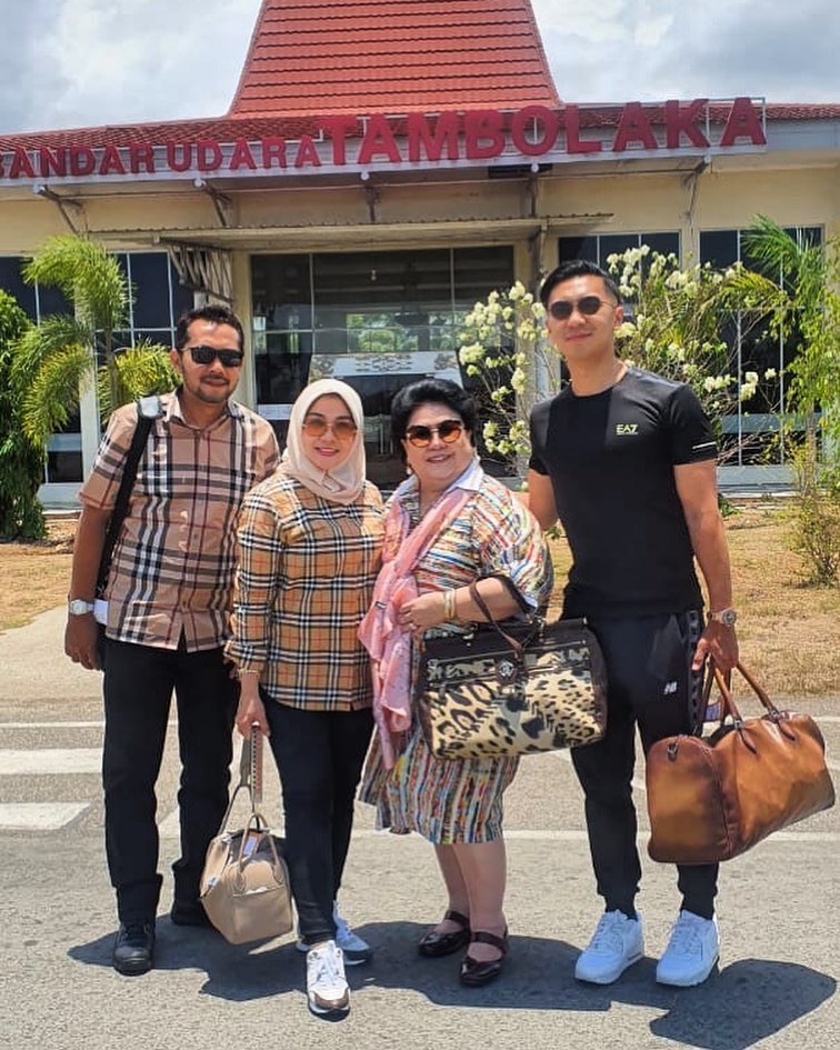 10 Potret Indra Priawan bareng ayah mertua, penuh kehangatan