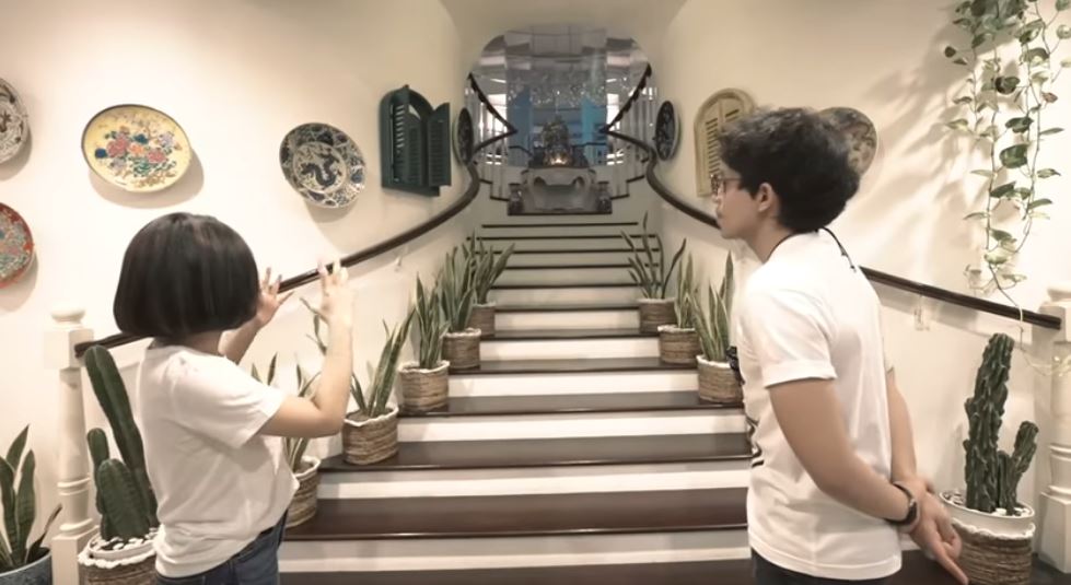 8 Potret desain tangga di rumah Yuni Shara, Instagramable abis