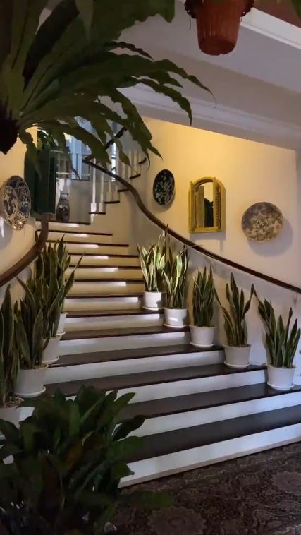 8 Potret desain tangga di rumah Yuni Shara, Instagramable abis