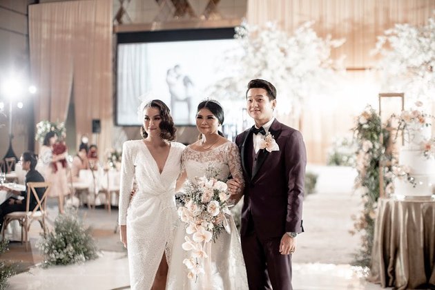 Pesona 12 penyanyi saat kondangan, gayanya glamor abis