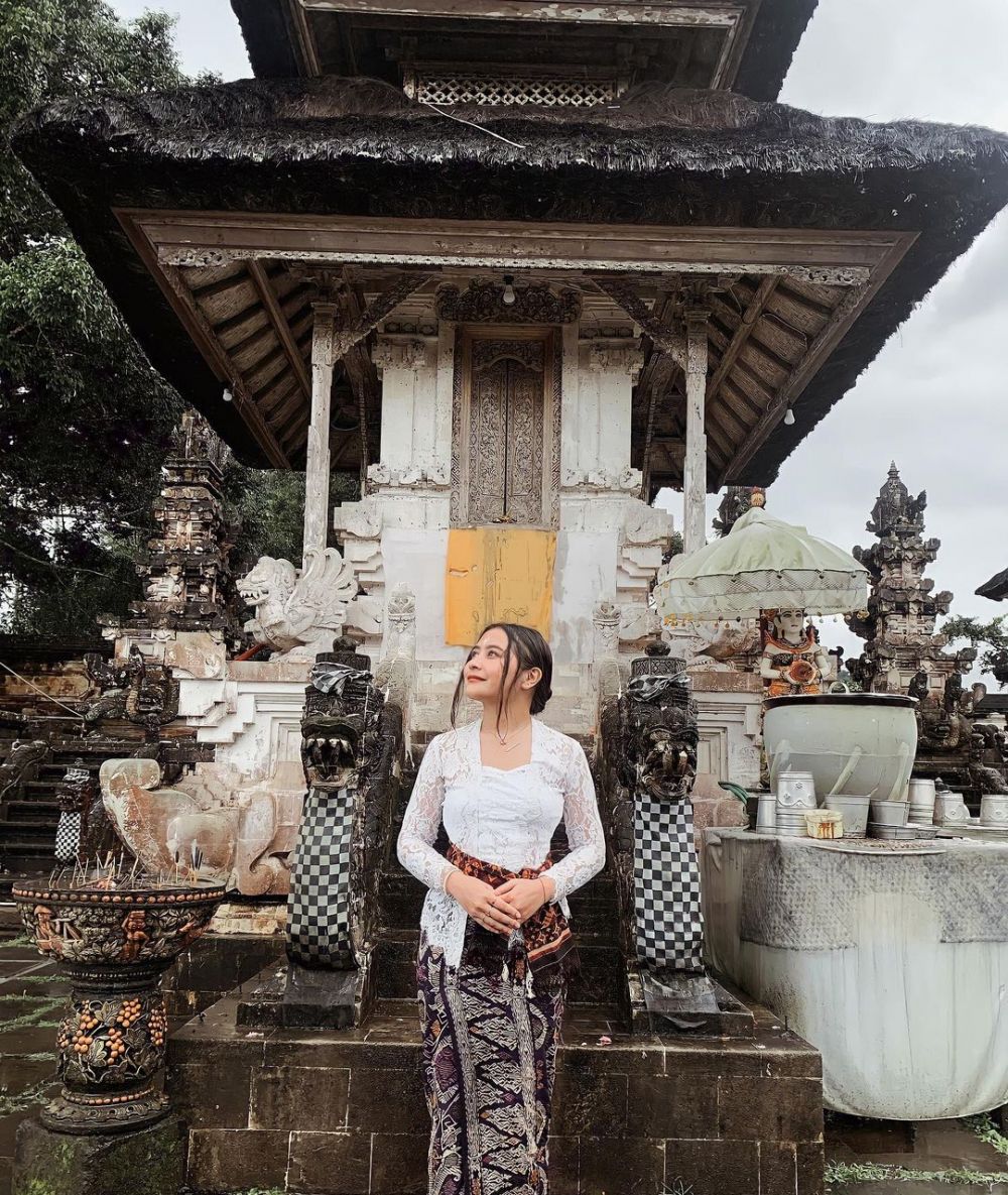 9 Potret Prilly Latuconsina pakai kebaya Bali, pesonanya bikin terpana
