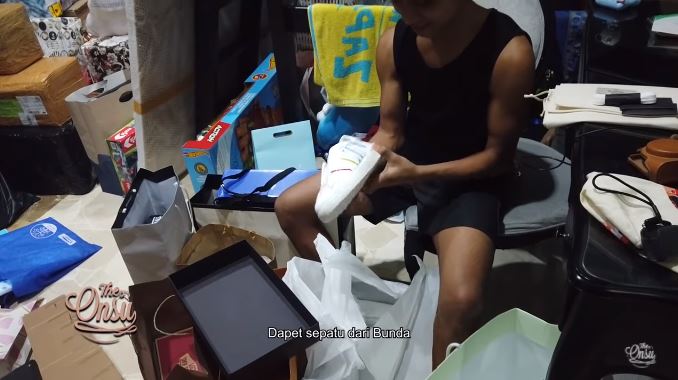 8 Momen Betrand Peto buka kado ultah, dapat mini scooter dari Hongkong