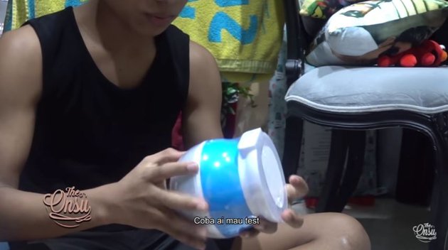 8 Momen Betrand Peto buka kado ultah, dapat mini scooter dari Hongkong