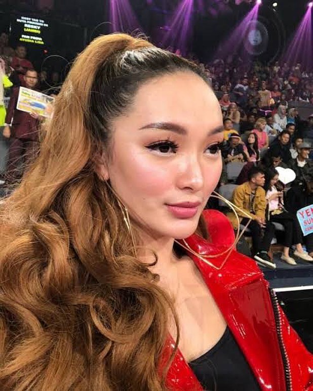 10 Pesona Zaskia Gotik pakai rambut palsu, beda dari biasanya