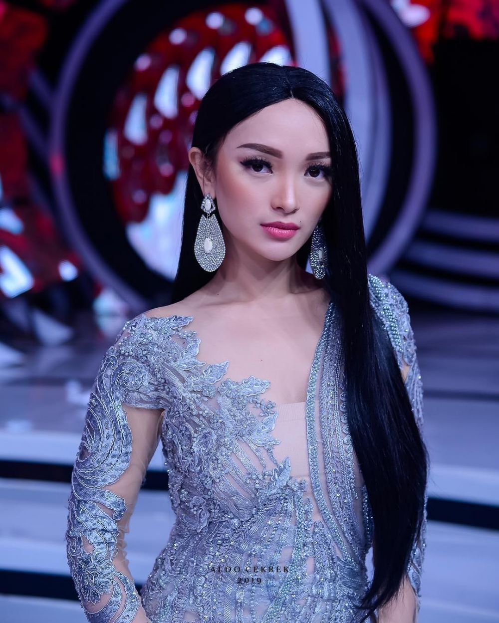10 Pesona Zaskia Gotik pakai rambut palsu, beda dari biasanya