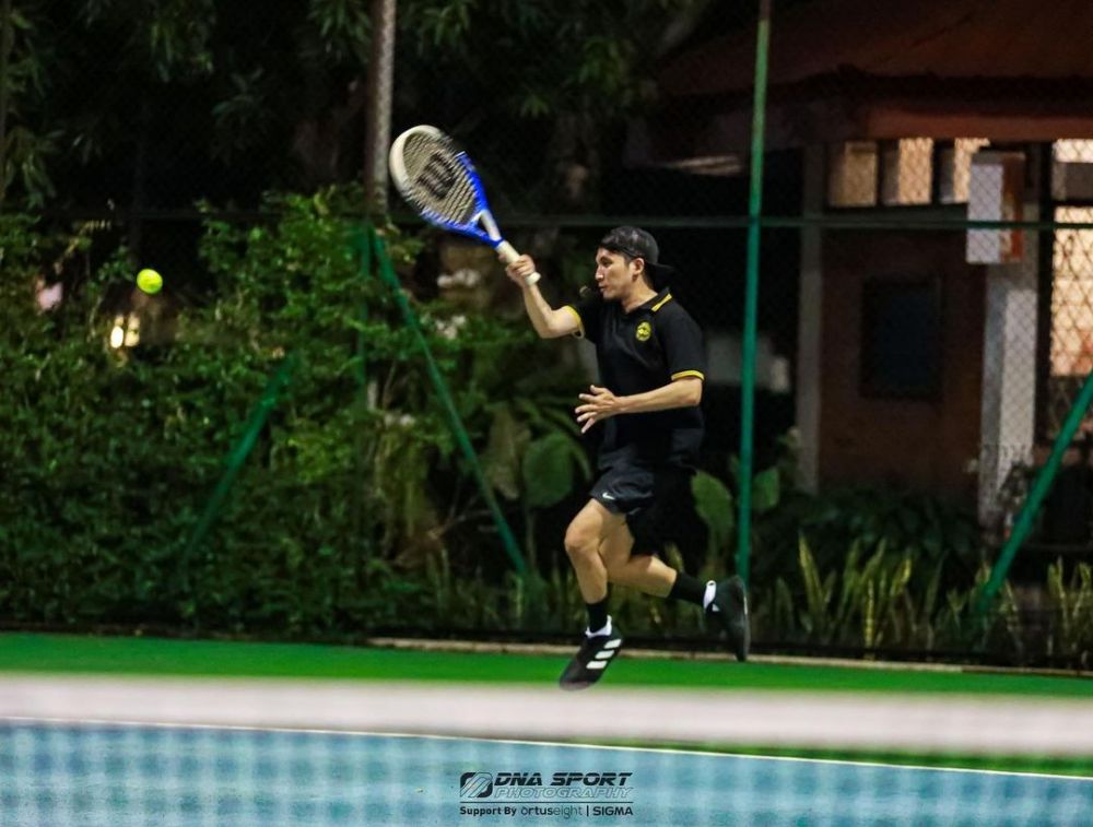 10 Potret Desta bermain tenis, gayanya bak pemain profesional