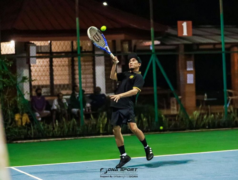 10 Potret Desta bermain tenis, gayanya bak pemain profesional