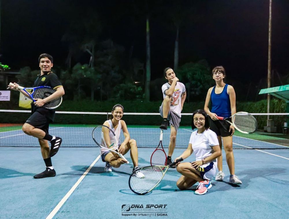 10 Potret Desta bermain tenis, gayanya bak pemain profesional