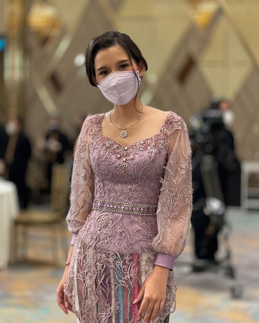 8 Beda gaya Sarah Menzel di rangkaian acara Aurel, curi perhatian