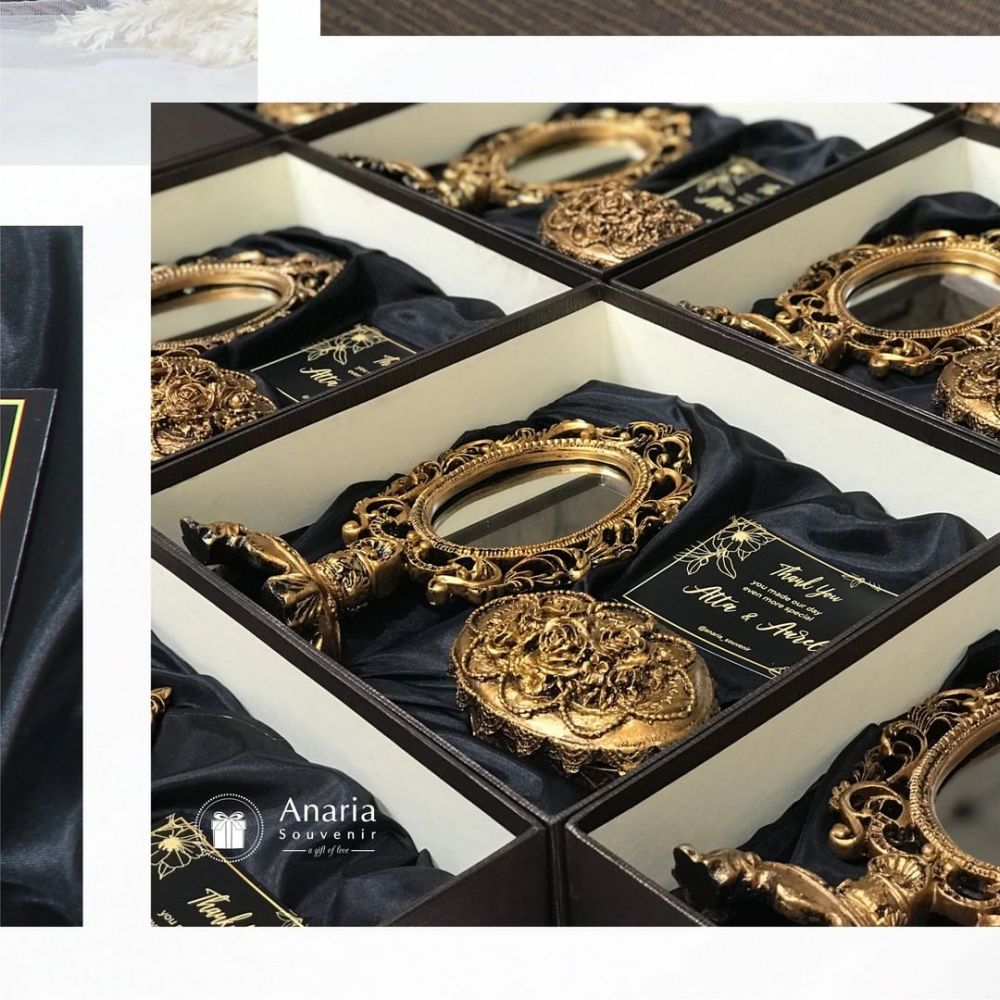 Potret isi suvenir acara lamaran 5 seleb, punya Aurel bernuansa emas