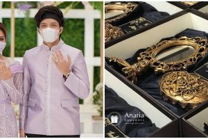 Potret isi suvenir acara lamaran 5 seleb, punya Aurel bernuansa emas