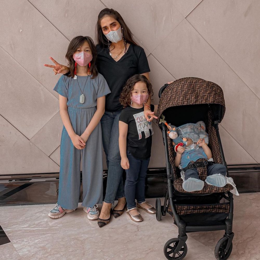 11 Potret terbaru Ussy Sulistiawaty, makin langsing usai lahiran