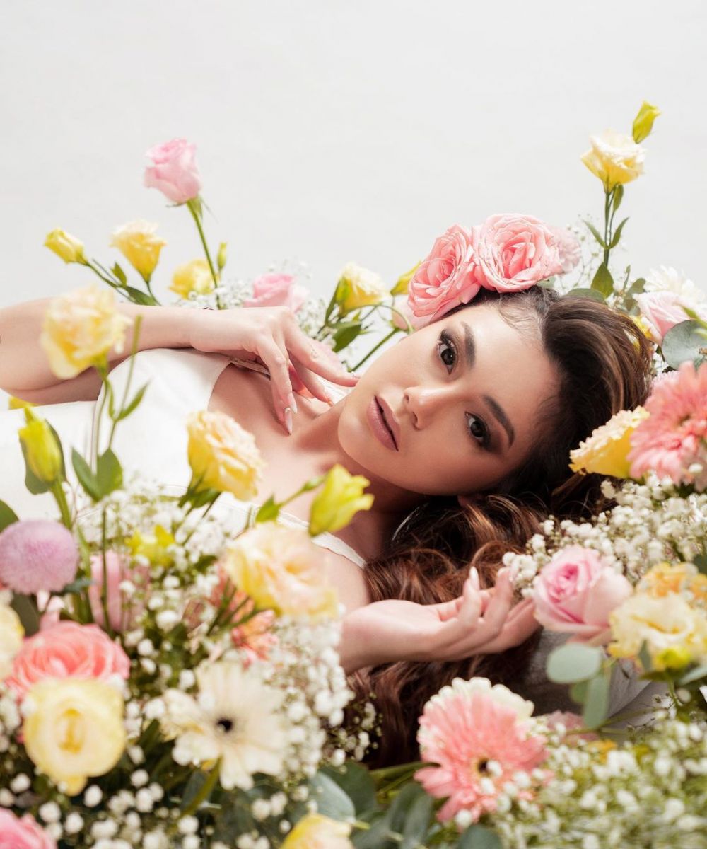 6 Gaya pemotretan Celine Evangelista bertema floral, bak Rosalinda
