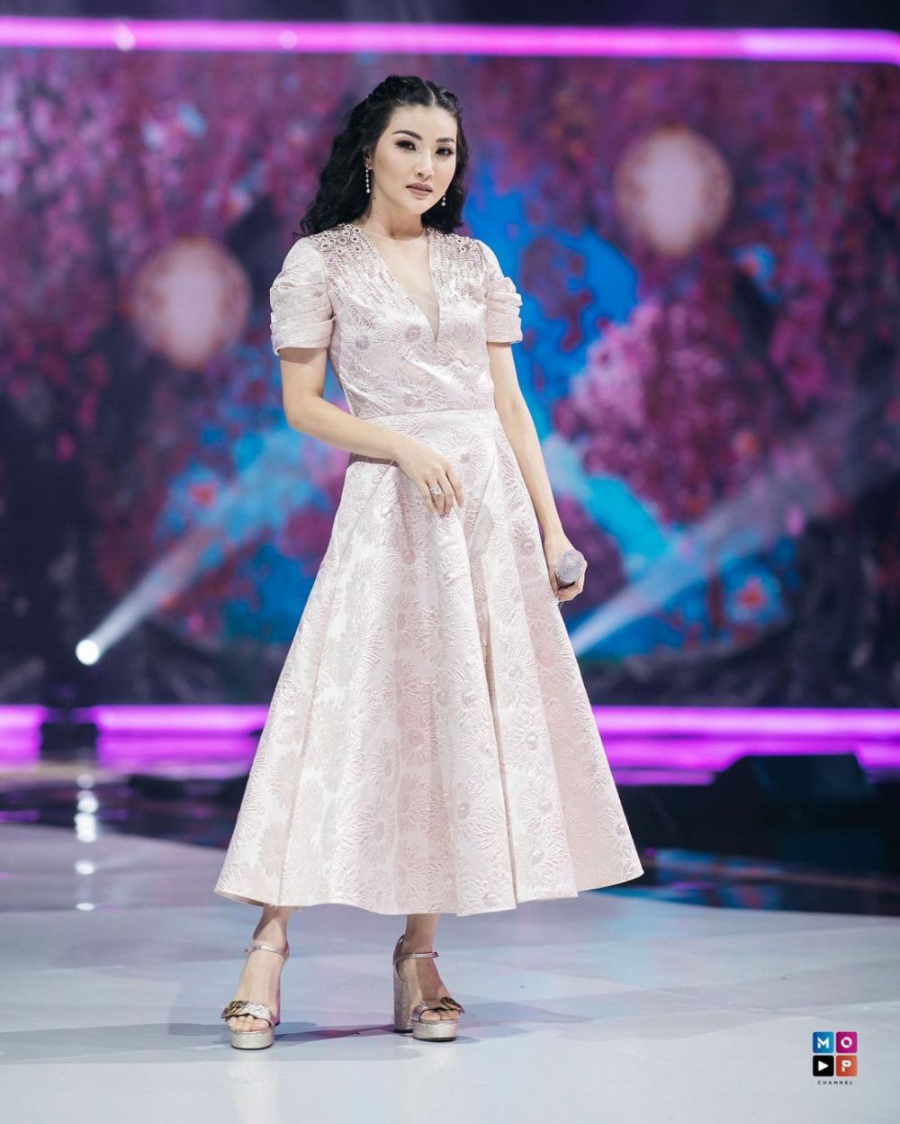 5 Perjalanan karier Sarwendah, pernah jadi guru Bahasa Mandarin