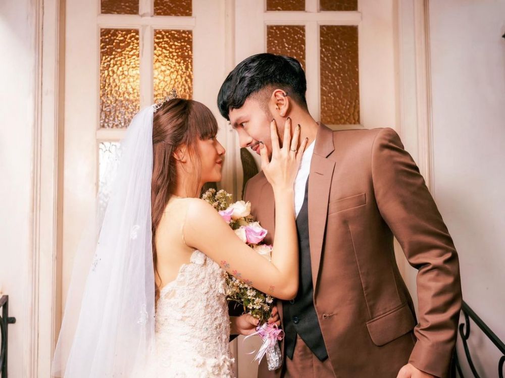 8 Potret Dara The Virgin & Tyo Anak Bintang pakai baju pengantin