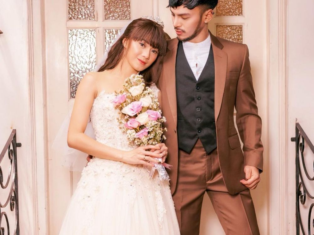 8 Potret Dara The Virgin & Tyo Anak Bintang pakai baju pengantin