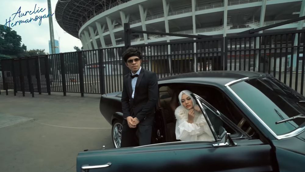 10 Potret prewedding Atta dan Aurel di GBK, bak pengantin sungguhan